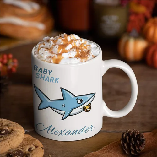 Vista 3 de Be Burgundy Taza de café personalizada con nombre de tiburón bebé – 11 oz – Tazas familiares de tiburones con opción de posavasos a juego, Baby
