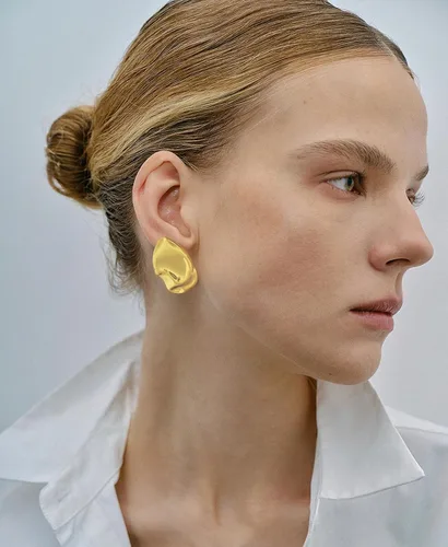 Vista 2 de Aretes de oro irregulares para mujer, aretes de tuerca de plata martillada, aretes geométricos, aretes de oro vintage