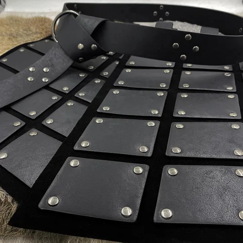 Vista 4 de HiiFeuer Armadura medieval de piel sintética para muslo, armadura retro de cintura de doble cara con cinturón, falda de mercenario y caballeros
