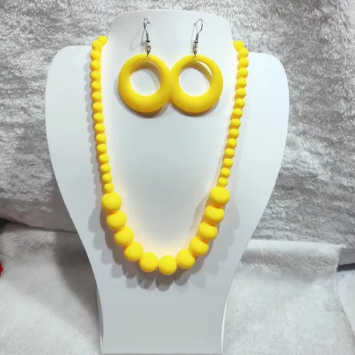 Vista 2 de Juego de joyas de collar redondo de acrílico colorido con cuentas geométricas de neón de los años 80, aretes colgantes gruesos y grandes de resina