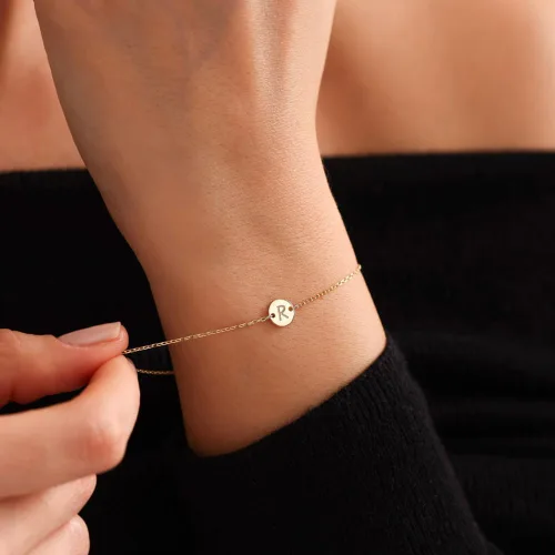 Vista 3 de Pulsera de acero inoxidable chapada en oro de 18 quilates, pulsera personalizada con dije de letra, pequeño disco delicado con monograma, pulsera