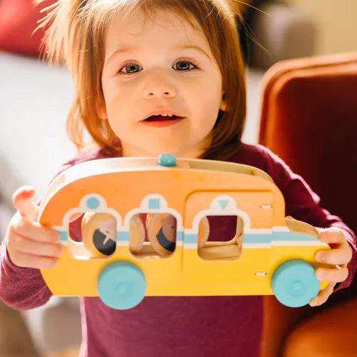 Vista 2 de Melissa & Doug GO Tots Autobús de madera Roll & Ride con 3 discos, juguetes de autobús escolar para bebés y niños pequeños