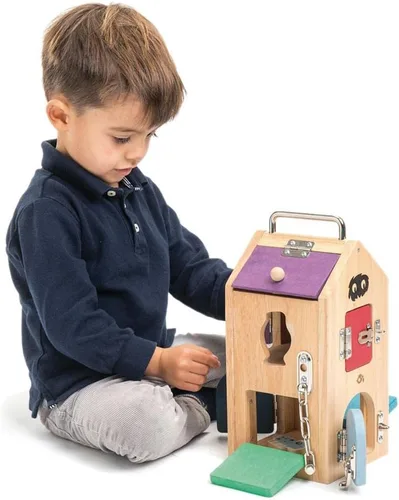 Vista 3 de Tender Leaf Toys Caja de bloqueo de madera Monster - 8 puertas diferentes con varios mecanismos de bloqueo ayuda a desarrollar habilidades