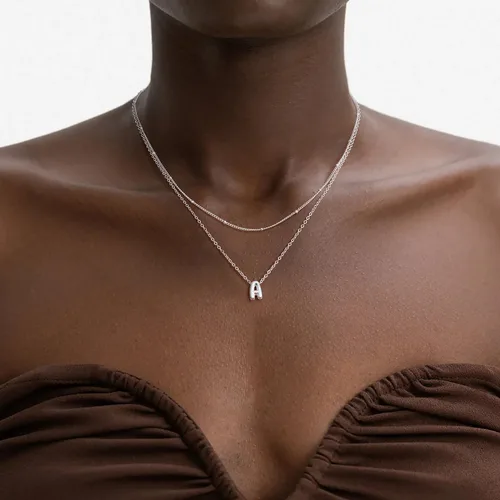 Vista 3 de Collar de letras doradas y plateadas, con inicial en capas para mujer, pequeños collares con dije, gargantilla delicada, collar lindo apilable
