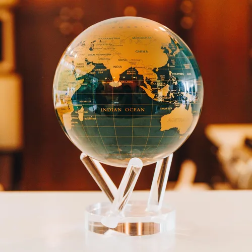 Vista 8 de MOVA Globe - Verde esmeralda y dorado clásico (4.5 pulgadas) Movimiento alimentado por energía solar Sin baterías Regalo para escritorio