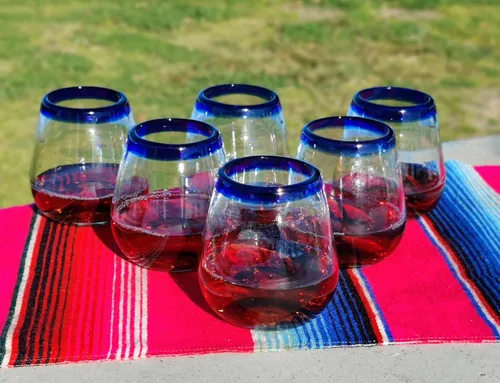 Vista 6 de Dos Sueños Copas de vino mexicanas sopladas a mano, juego de 6 vasos con bordes azul cobalto (15 onzas)