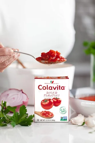 Vista 4 de Colavita Tomates italianos en dados, perfectos para salsas gruesas y platos de pasta, o como decoración para bruschetta y sopas, caja de recreación