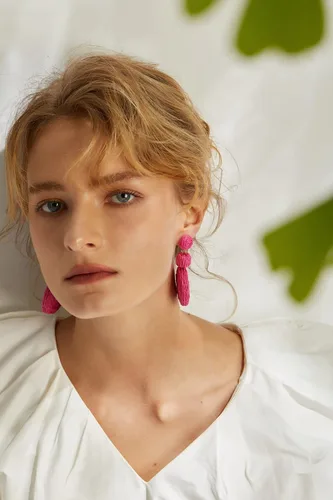 Vista 5 de Aretes de bola de rafia boho para mujer, aretes redondos de rafia Joyería de vacaciones de verano en la playa