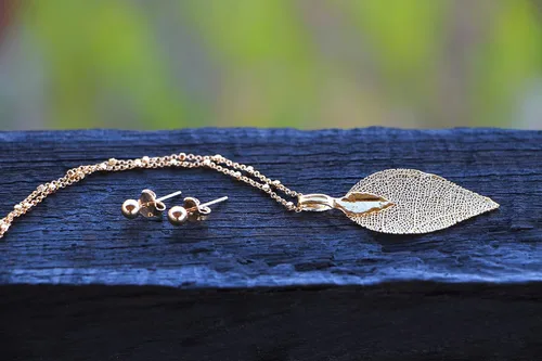 Vista 41 de Joyas de hoja de oro rosa y plata para mujer. Pendientes de hoja natural y collares circulares colgantes. Elegantes conjuntos de joyas colgantes.