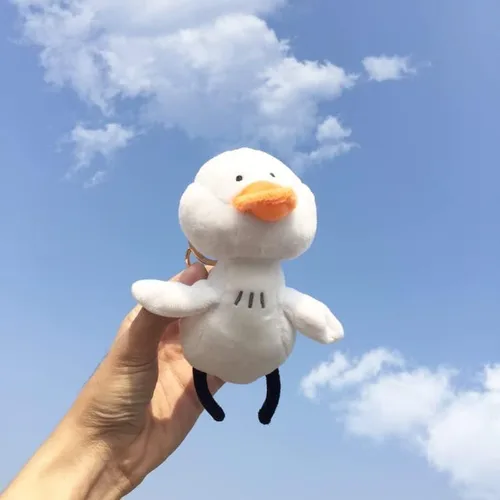 Vista 3 de HSYHERE Llavero de pato blanco de felpa de energía positiva súper lindo para hombres, mujeres, niños y niñas, llavero de pato de buena suerte