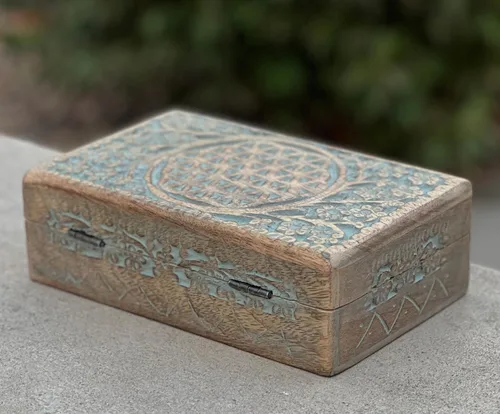 Vista 3 de DharmaObjects - Tarot tallada a mano con diseño de flor de la vida, caja de almacenamiento de madera (turquesa, grande)