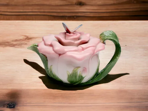 Vista 2 de Tetera de porcelana rosa rosa con mariposa en la parte superior de la tapa, 7 7/8" L