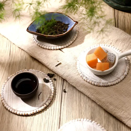 Vista 4 de Honeydak Juego de 4 posavasos de madera redondos con cuentas, juego de posavasos de madera para bebidas, mesa decorativa, cocina, casa de campo Beige