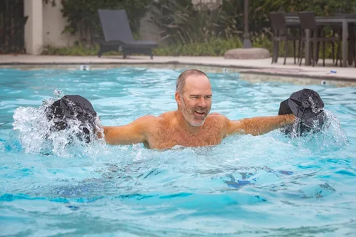 Vista 4 de Hydro Tone Hydro-Bell - Par de mancuernas para ejercicio de piscina, pesas de agua acuática para entrenamiento de fuerza funcional, resistente a