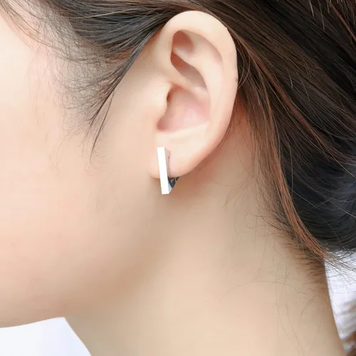 Vista 2 de HELFNE Aretes de cartílago hechos a mano con triángulo de oro de 14 quilates para mujer de oro real pequeños aretes geométricos de plata