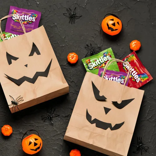 Vista 9 de Wrigley's Skittles Fun Size Original, Wild Berry y Sour Chewy - Paquete variado de dulces de Navidad, paquete variado de dulces de Navidad, bolsa a