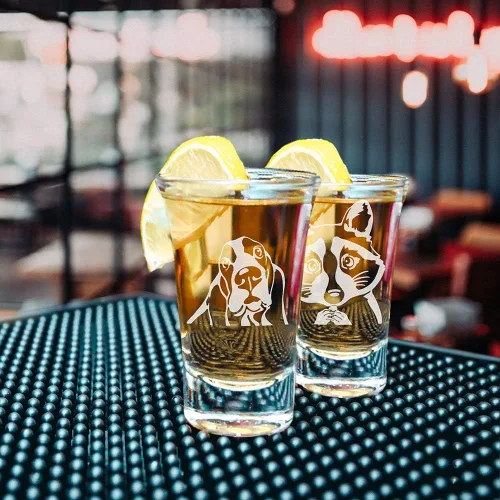Vista 4 de WIRESTER Vaso de chupito de 1.5 onzas con base pesada, vaso de chupito transparente para whisky, vodka - Basset Hound Dog