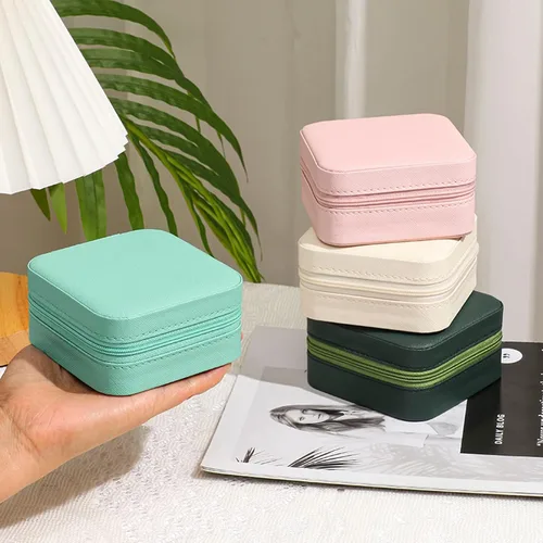 Vista 4 de GOTDYA Joyero de viaje pequeño, caja de joyería portátil de piel sintética para organizar y almacenar joyas, color verde oliva
