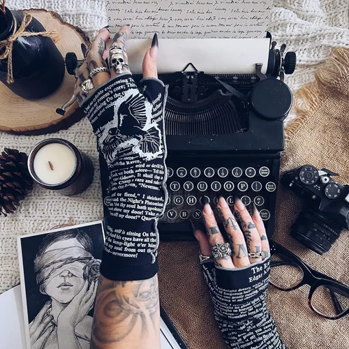 Vista 2 de Storiarts The Raven de Edgar Allan Poe Guantes de escritura – Guantes sin dedos de algodón suave para mujeres con impresión de poema clásico