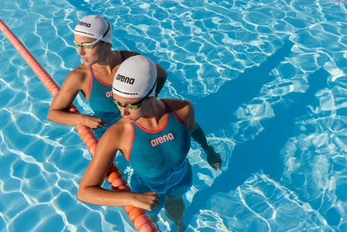 Vista 5 de Arena 3D Soft USA Gorro de natación unisex de silicona para adultos, para hombres y mujeres, para entrenamiento, competición y baño, para nadadores
