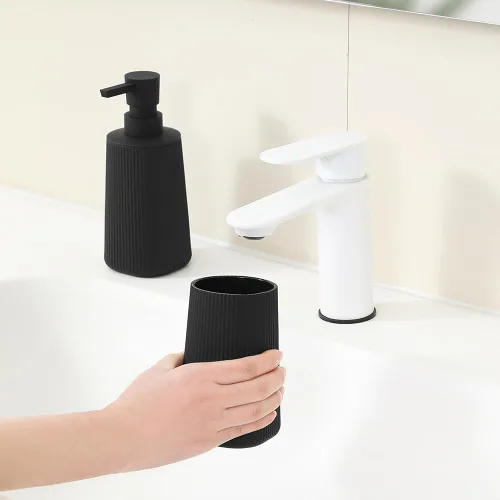 Vista 5 de YAUKPH Dispensador de jabón de baño y soporte para cepillos de dientes a rayas negro