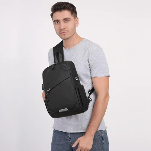 Vista 7 de MOSISO Mochila bandolera de viaje para senderismo, bolsa cruzada grande con puerto de carga USB para hombres y mujeres, bolsillos de 3 capas, bolsa
