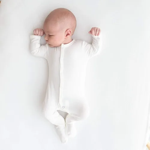 Vista 2 de KYTE BABY Mameluco unisex, rayón hecho de bambú, cierre a presión, 0-24 meses