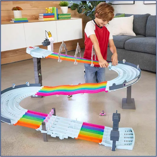 Vista 2 de Juego de pista de carreras Hot Wheels Mario Kart Rainbow Road de 8 pies con luces y sonidos y 2 vehículos a escala 1:64, carrera con curso colorido