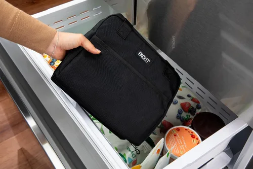 Vista 4 de PackIt® Lonchera Hampton congelable, color negro, fabricada con tecnología ECOFREEZE®, plegable, reutilizable, cierre de cremallera con bolsillo