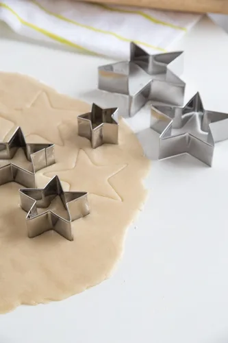 Vista 6 de Fox Run Cortadores de galletas de estrella de acero inoxidable, juego de 5 cortadores en forma de estrella