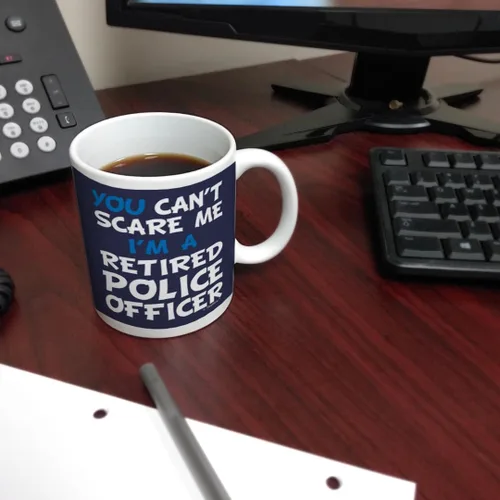Vista 6 de ThisWear Regalo de jubilación Can't Scare Me I'm a Retired Police Officer Funny Cop Gift Taza de café de cerámica de 11 oz con asa