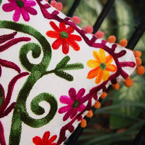 Vista 2 de Funda de almohada bohemia Suzani bordada de 16 x 16 pulgadas, funda de almohada decorativa, cojines indios con pompones para exteriores, fundas