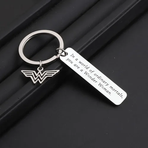 Vista 3 de ENSIANTH Wonder Woman Llavero inspirado en DC Comics Regalo en un mundo de mortales ordinarios You are a Wonder Women Inspiration Gift