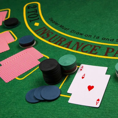 Vista 2 de Trademark, juego de póquer y ruleta de 16 pulgadas con accesorios