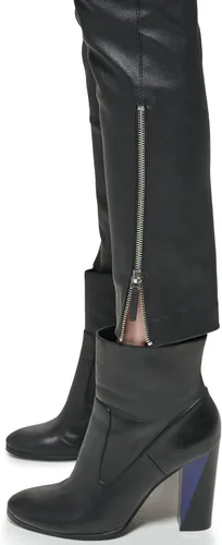 Vista 3 de Karl Lagerfeld Paris Pantalones de cuero elástico con cremallera para mujer con detalle de puntada superior