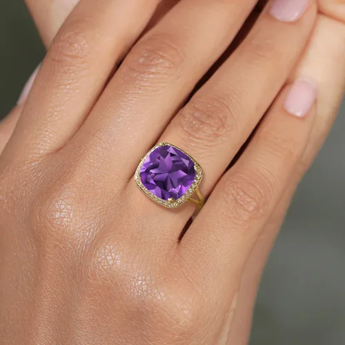 Vista 5 de Gem Stone King Anillo de oro amarillo de 10 quilates con piedra natal y zafiro blanco creado para mujer, cojín de 0.472 in, anillo de compromiso