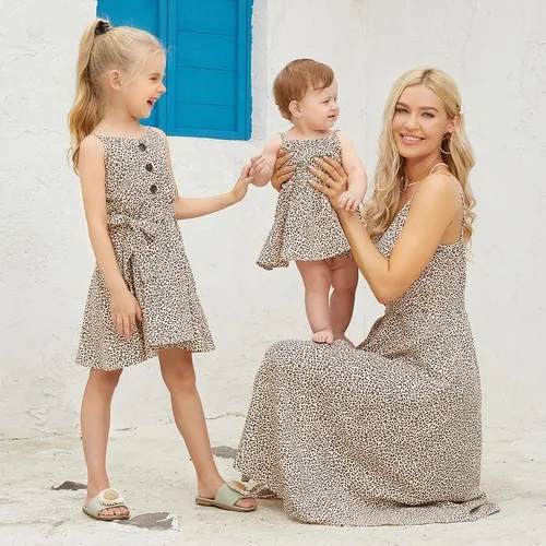 Vista 3 de Mommy and Me - Conjunto de trajes a juego de verano casual lindo estampado floral de leopardo acampanado vestido de playa con bolsillos