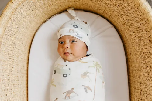 Vista 29 de Copper Pearl Gorro de bebé con nudo superior elástico suave Millie