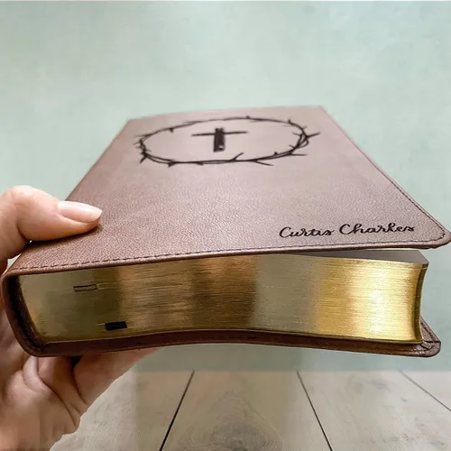 Vista 4 de Biblia KJV ilustrada a mano y grabada con láser, cuero marrón, incluye opción de agregar nombre grabado, regalo personalizado para boda, bautizo
