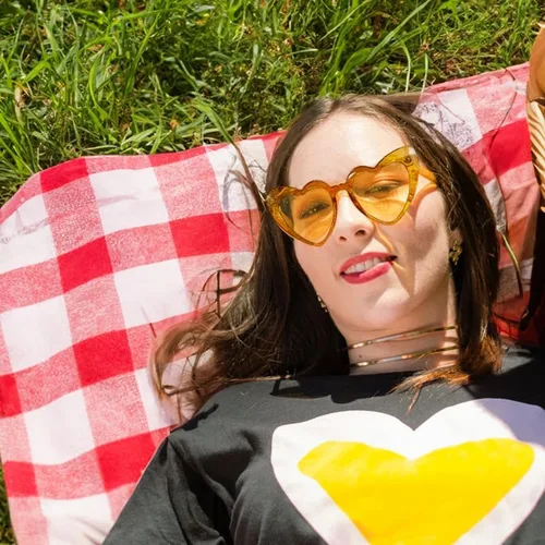 Vista 2 de FEISEDY Gafas de sol de corazón para mujer, gafas de sol de corazón rosa, gafas de sol de corazón rojo, gafas de moda en forma de corazón B2421-P