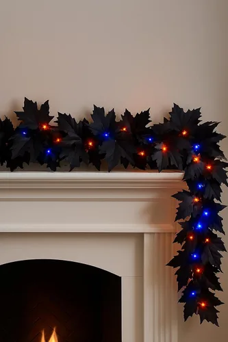 Vista 2 de Guirnalda iluminada de Halloween negra de 6 pies de longitud con luces LED moradas y naranjas preencordadas