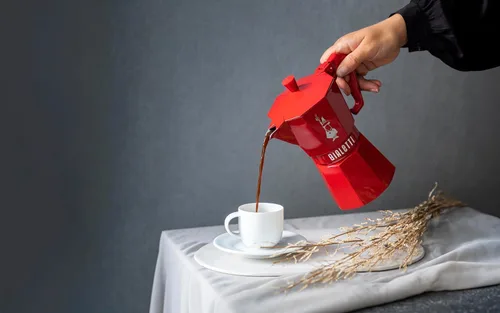 Vista 2 de Bialetti Moka Exclusiva Italiana Roja para 3 Tazas, Fuego Directo (Cafetera, Cafetera de Espresso, Makinetta)