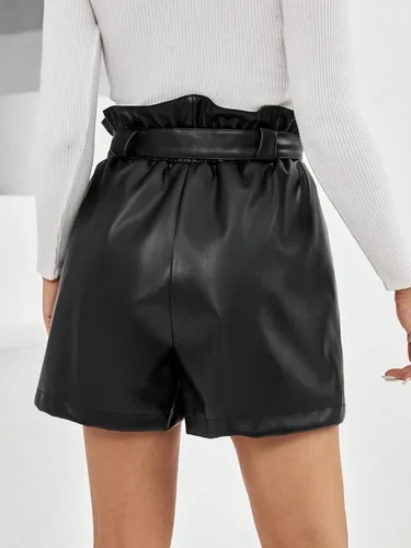 Vista 2 de WDIRARA Pantalones cortos de piel sintética con cinturón y bolsillos para mujer