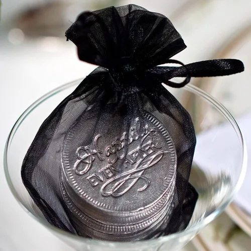Vista 6 de Paquetes de 50 bolsas de regalo de organza de 4 x 6 pulgadas con cordón negro transparente, decoraciones de embalaje de tela transparente