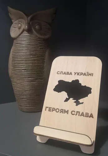 Vista 2 de Soporte de madera para teléfono celular para escritorio gloria a Ucrania patrones ucranianos - Soporte universal de madera para teléfono móvil