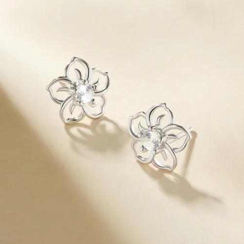 Vista 3 de Tienda Essentials Aretes de plata de ley con flor de zafiro blanco