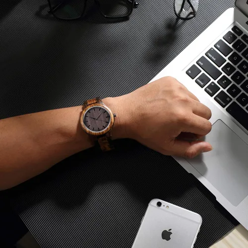 Vista 5 de Reloj de madera Fodiyaer con grabado para hombre, regalo ideal para tu novio, tu marido, para un aniversario, Navidad, cumpleaños, día del Padre