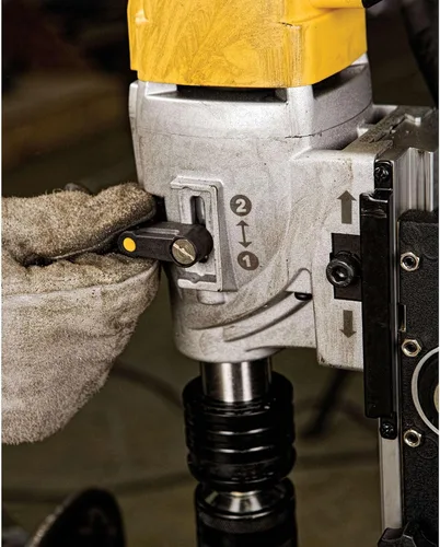 Vista 5 de DEWALT Taladro de columna, magnético, 2 pulgadas, 10 amperios con ajuste de 2 velocidades (DWE1622K)