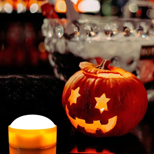 Vista 5 de iZAN Luces LED de calabaza a pilas con control remoto y temporizador, velas parpadeantes brillantes sin llama para decoración del hogar, fiesta