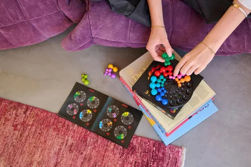 Vista 6 de SmartGames IQ Deluxe Circle - Juego de rompecabezas de lógica con 120 desafíos, estuche de viaje de lujo - Teaser cerebral para adolescentes